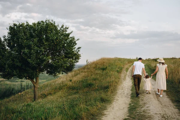 Rodina Máma Táta Dcera Procházejí Kopci Poli Máma Dcera Žlutých — Stock fotografie