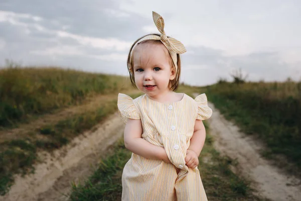 Dívka Žlutých Šatech Kráčí Kopci Poli — Stock fotografie