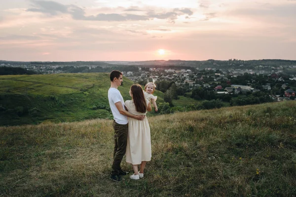 Familia Mamá Papá Hija Están Caminando Una Colina Campo Atardecer —  Fotos de Stock