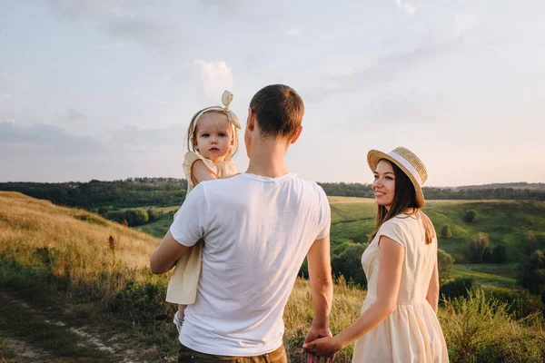 Familia Mamá Papá Hija Están Caminando Una Colina Campo Mamá —  Fotos de Stock