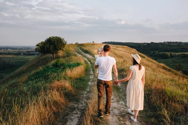 Familie Mutter Vater Tochter Gehen Auf Einem Hügel Feld Spazieren — Stockfoto