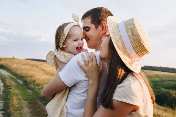 Familia Mamá Papá Hija Están Caminando Una Colina Campo Mamá —  Fotos de Stock