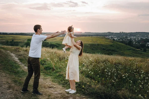 Familia Mamá Papá Hija Están Caminando Una Colina Campo Atardecer — Foto de Stock