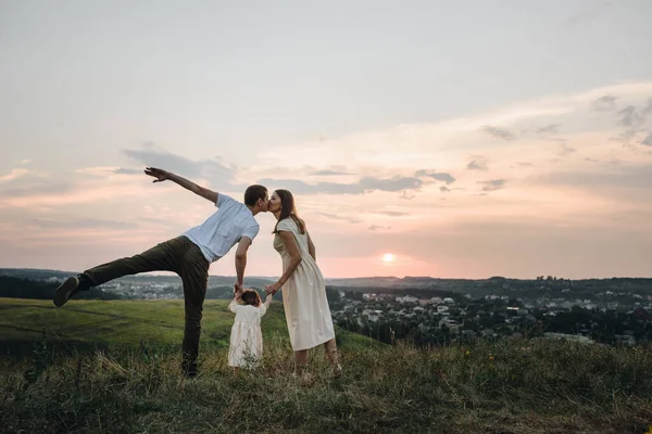 Familie Mutter Vater Tochter Gehen Bei Sonnenuntergang Auf Einem Hügel — Stockfoto