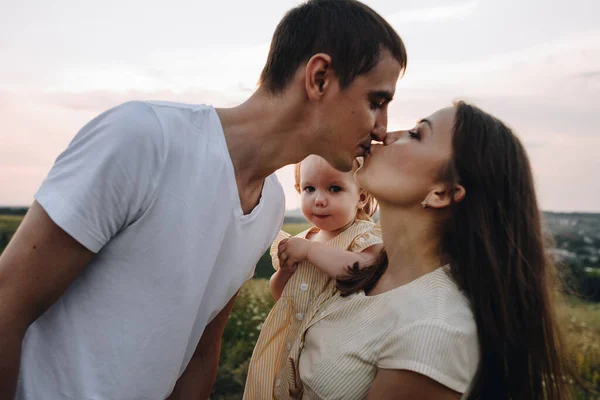 Familia Mamá Papá Hija Están Caminando Una Colina Campo Atardecer —  Fotos de Stock