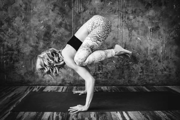 Jong blond vrouw oefenen yoga thuis. — Stockfoto