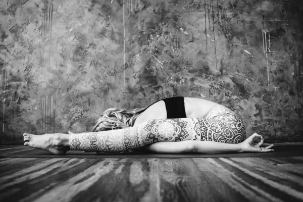 Fiatal szőke nő jógázik otthon. — Stock Fotó