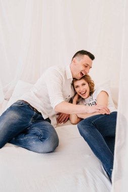 Genç çift portresi. Güzel, güzel bir kadın yakışıklı bir adamı öpüyor. Duygusal fotoğraf.