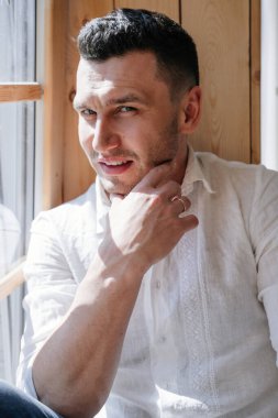 Cam pencerenin yanındaki genç adamın portresi..