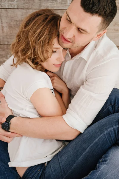 若いカップルの肖像画 美しい女性はハンサムな男を抱いている 官能的な写真 — ストック写真