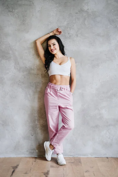 Retrato Joven Morena Moda Vestida Con Pantalones Rosas Zapatillas Deporte — Foto de Stock