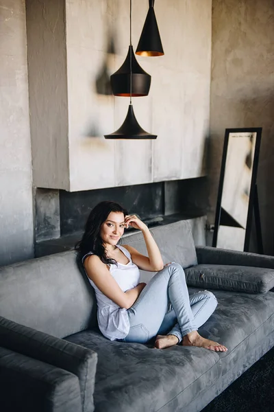 Hermosa Chica Morena Aspecto Oriental Jeans Una Camiseta Blanca Sentada — Foto de Stock