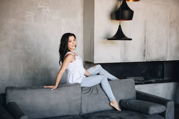 Hermosa Chica Morena Aspecto Oriental Jeans Una Camiseta Blanca Sentada — Foto de Stock