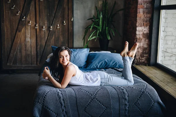 Hermosa Chica Morena Aspecto Oriental Jeans Una Camiseta Blanca Sentada — Foto de Stock