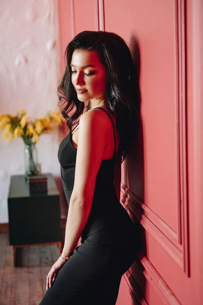 Doğulu Görünümlü Güzel Bir Kız Askılarda Siyah Elbise Var Uzun — Stok fotoğraf