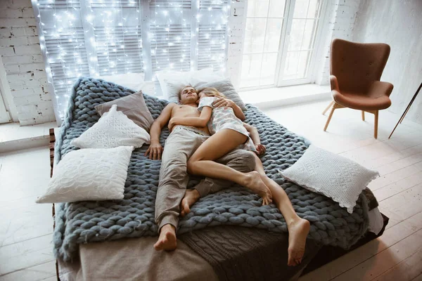 Pasangan Kamar Tidur Tempat Tidur Kamar Tidur Seorang Gadis Pirang — Stok Foto