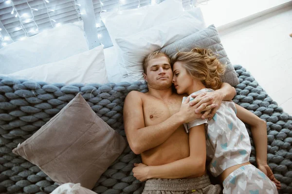 Några Sovrummet Sängen Sovrummet Blond Tjej Pyjamas Kille Med Naken — Stockfoto