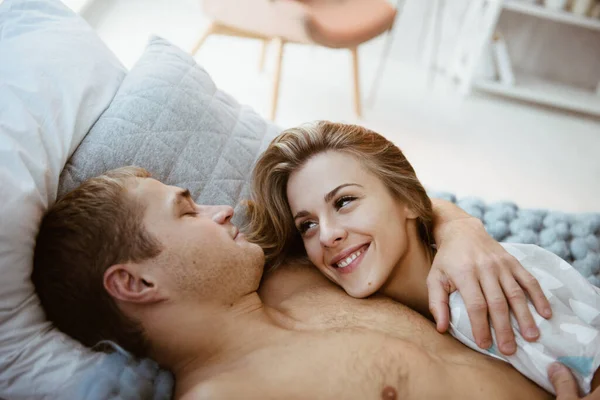 Couple Bedroom Bed Bedroom Blonde Girl Pajamas Guy Naked Torso — Stock Photo, Image