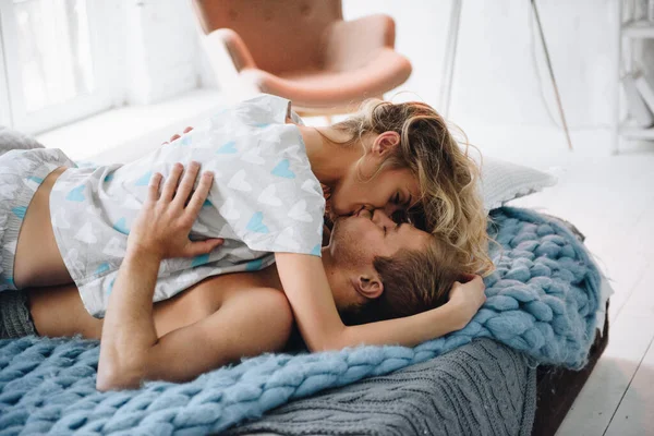 Couple Dans Chambre Sur Lit Dans Chambre Une Blonde Pyjama — Photo