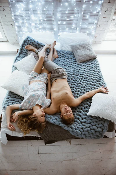 Пара Спальні Ліжку Спальні Блондинка Піжамі Хлопець Голим Торсом Любов — стокове фото