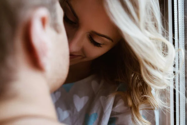 Intérieur Élégant Couple Près Fenêtre Sous Une Couverture Bleue Grand — Photo