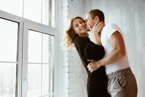 Ein Liebespaar Das Sich Umarmt Küsst Lacht Und Spaß Hat — Stockfoto