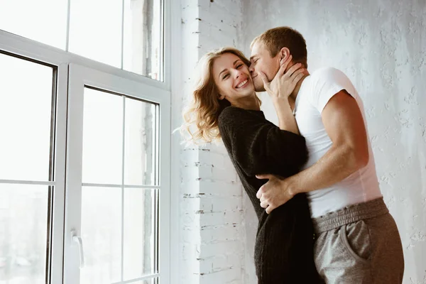 Een Paar Geliefden Knuffelen Kussen Lachen Plezier Hebben Het Meisje — Stockfoto