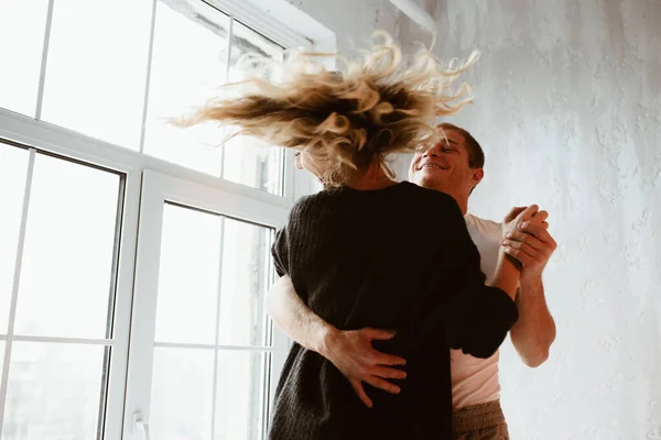 Par Amantes Abraço Beijo Rir Divertir Rapariga Camisola Preta Comprida — Fotografia de Stock