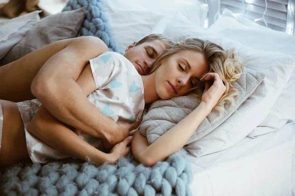 Ζευγάρι Στην Κρεβατοκάμαρα Στο Κρεβάτι Στην Κρεβατοκάμαρα Μια Ξανθιά Πιτζάμες — Φωτογραφία Αρχείου