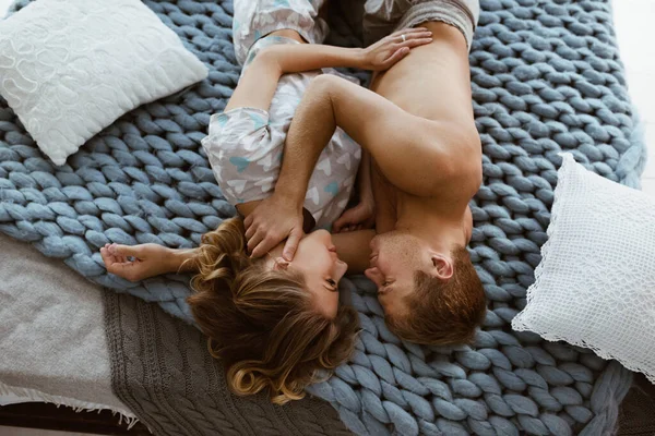 Paar Schlafzimmer Auf Dem Bett Schlafzimmer Ein Blondes Mädchen Schlafanzug — Stockfoto