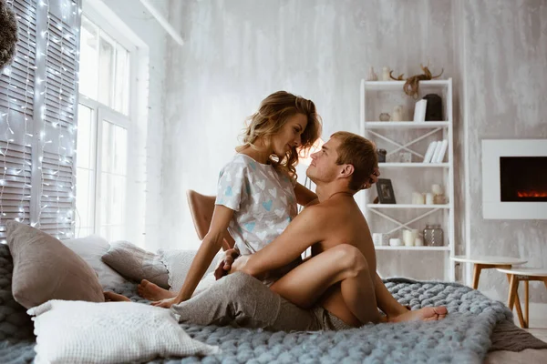 Ζευγάρι Στην Κρεβατοκάμαρα Στο Κρεβάτι Στην Κρεβατοκάμαρα Μια Ξανθιά Πιτζάμες — Φωτογραφία Αρχείου
