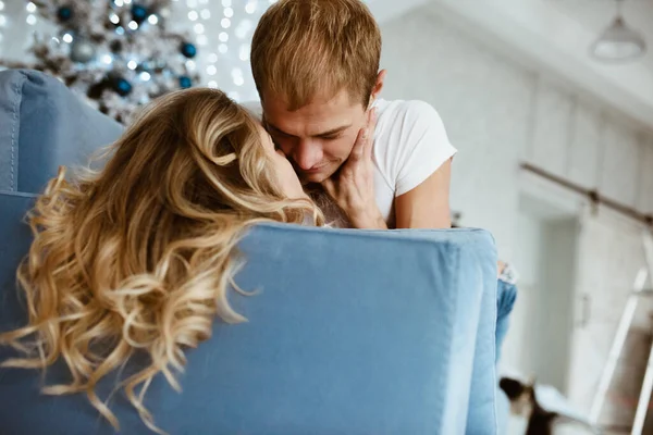 Ragazzo Ragazza Abbracciano Baciano Sul Divano Blu Albero Natale Decorato — Foto Stock
