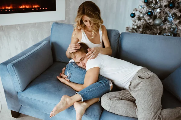 Ragazzo Ragazza Abbracciano Baciano Sul Divano Blu Albero Natale Decorato — Foto Stock