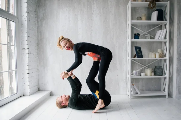 Man Het Meisje Trainingspak Zwart Sportuniform Vrouwelijke Mannelijke Atleten Opgepompt — Stockfoto