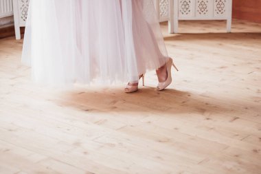 Nedime ile sabah gelini. Düğün için hazırlanın. Gelinin bacakları. Düğün ayakkabıları. ve elbiseler.