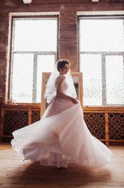 Gelin yarın sabah toplanıyor. Pembe gelinlik çok şık. Gelin elbise içinde dönüyor..
