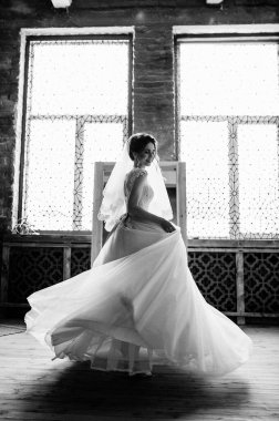 Gelin yarın sabah toplanıyor. Pembe gelinlik çok şık. Gelin bir elbise içinde dönüyor. Siyah beyaz fotoğraf