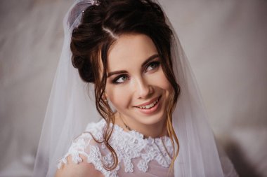 Güzel bir gelinin portresi. Sabahları evde şarj oluyor. Klasik düğün..