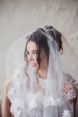 Güzel bir gelinin portresi. Sabahları evde şarj oluyor. Klasik bir düğün. Yüzüne peçe atıldı..