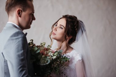 İlk buluşma. Damat elinde buketle gelinin odasına girer. Sarılırlar ve öpüşürler. Pembe gelinlik, gri takım elbise ve şık bir buket. Fas tarzında bir oda..