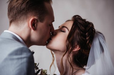 İlk buluşma. Damat elinde buketle gelinin odasına girer. Sarılırlar ve öpüşürler. Pembe gelinlik, gri takım elbise ve şık bir buket. Fas tarzında bir oda..