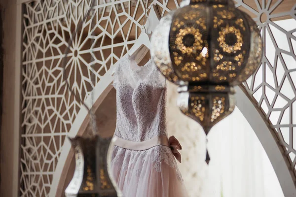 Een Prachtige Trouwjurk Roze Een Marokkaanse Stijl Kamer — Stockfoto