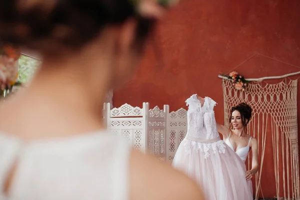 Goedemorgen Bruid Met Bruidsmeisje Heeft Een Mooie Roze Trouwjurk Haar — Stockfoto