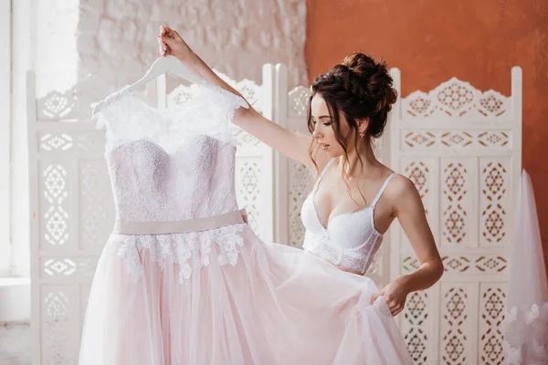 Ранкова Наречена Невільницею Вона Тримає Руках Красиву Рожеву Весільну Сукню — стокове фото