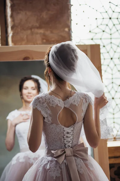 Noiva Reúne Manhã Perto Espelho Ajusta Cabelo — Fotografia de Stock