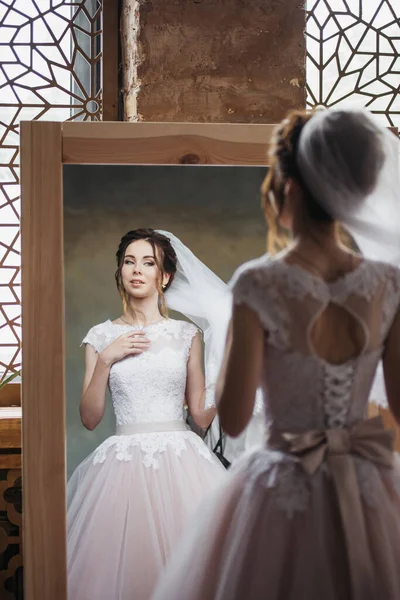 Noiva Reúne Manhã Perto Espelho Ajusta Cabelo — Fotografia de Stock