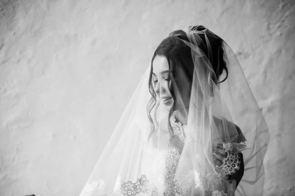 Portrait Beautiful Bride Charges Morning Home Classical Wedding Veil Thrown — Stock Photo, Image
