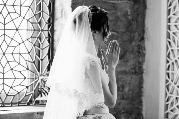 Bruid Komt Morgenochtend Bij Elkaar Stijlvolle Witte Trouwjurken Bruid Wacht — Stockfoto
