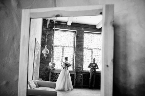 Noiva Vestido Rosa Noivo Terno Cinza Reflexão Espelho Quarto Estilo — Fotografia de Stock