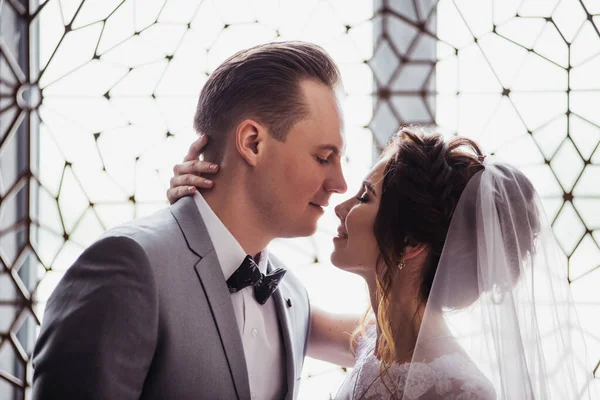 First Meeting Groom Comes Room Bride Bouquet Hug Kiss Pink — Stock Photo, Image